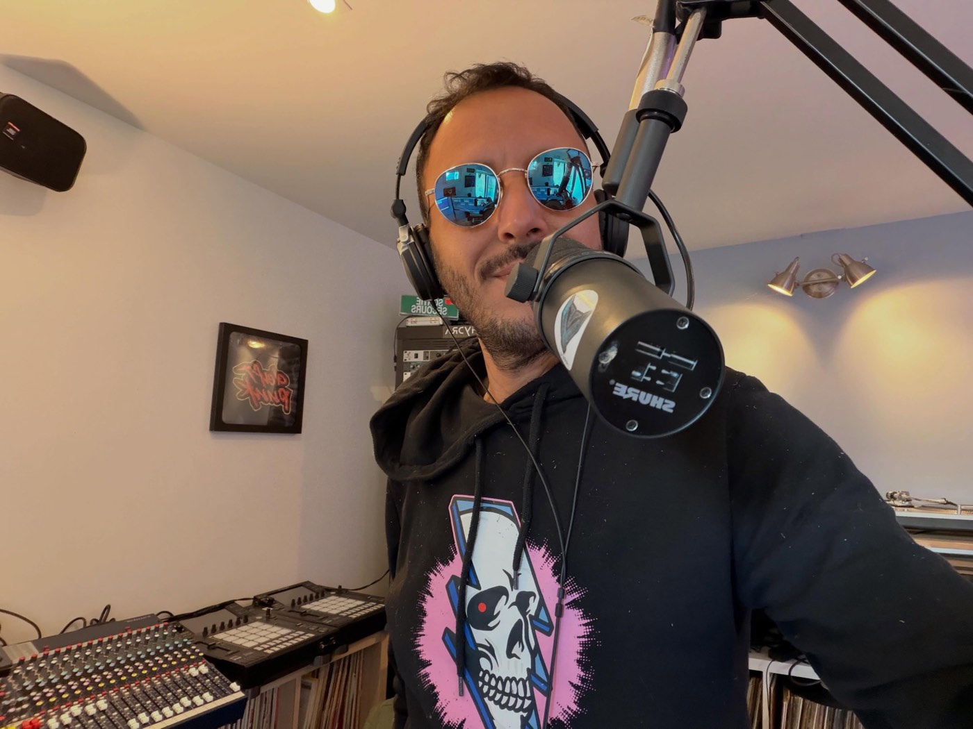 GEDEON au micro dans le studio de M38 Radio