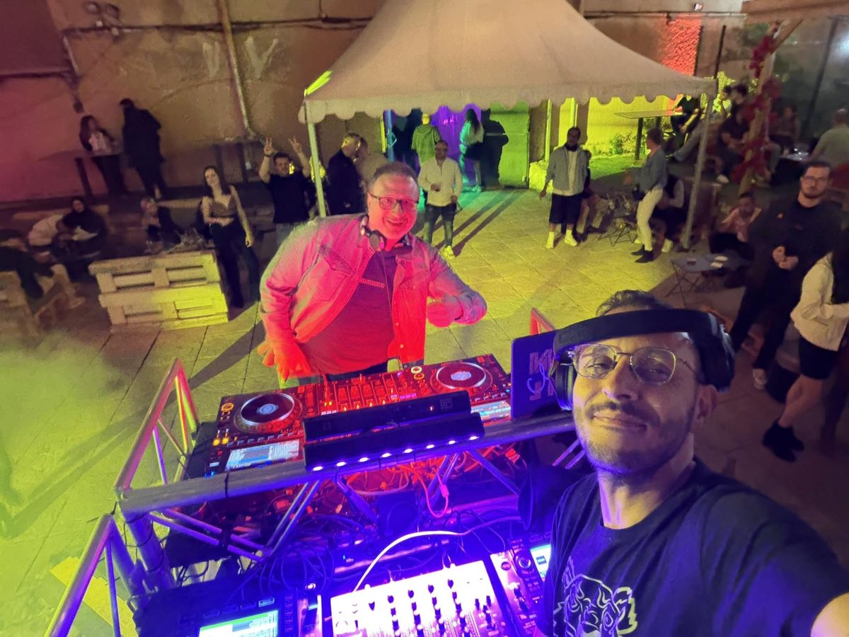 GEDEON derrière les platines d'une soirée en terrasse